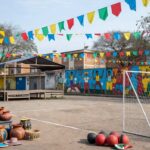 Praça em Ceilândia decorada para comemorações de 55 anos com elementos de cultura e esportes.