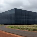 Sede da Caesb em Brasília com bandeira a meio mastro, representando luto pelo falecimento de Marcelo Reis.