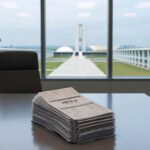 Pilha de notas fiscais em escritório de Brasília representando recorde no Programa Nota Legal no DF.