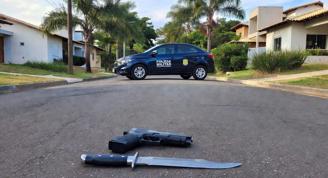 Viatura da Polícia Militar em rua de Vicente Pires com simulacro de arma e faca apreendidos.