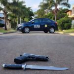 Viatura da Polícia Militar em rua de Vicente Pires com simulacro de arma e faca apreendidos.