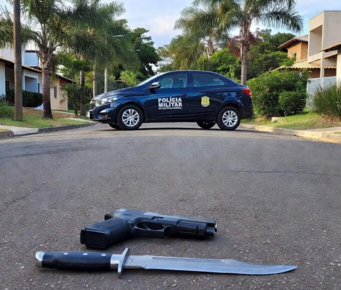 Viatura da Polícia Militar em rua de Vicente Pires com simulacro de arma e faca apreendidos.