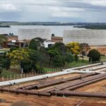 Obra hidráulica cara no Lago Sul de Brasília que não resolve falhas no abastecimento de água, sob críticas ao GDF.
