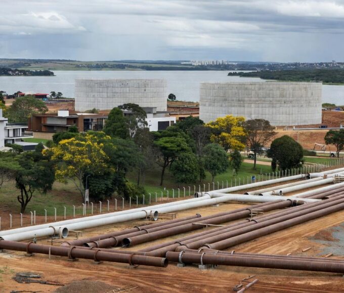 Obra hidráulica cara no Lago Sul de Brasília que não resolve falhas no abastecimento de água, sob críticas ao GDF.