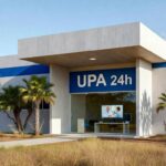 Fachada de UPA em Brazlândia com equipamento de teleconsulta, representando redução de filas por falta de pediatras.