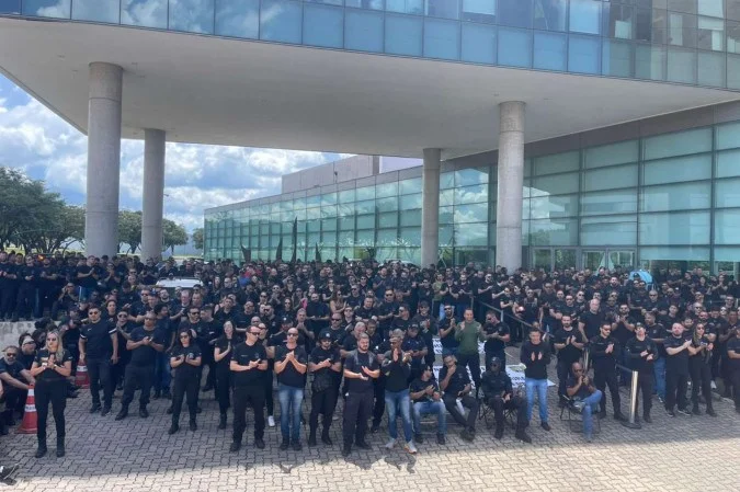 Policiais penais do DF protestam por regulamentação e reajustes salariais
