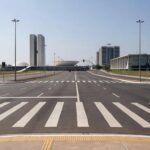 Faixa de pedestre em avenida de Brasília, celebrando redução de atropelamentos no DF.