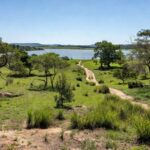 Paisagem natural da Serrinha do Paranoá em Brasília, transformada em parque ambiental com vegetação do Cerrado e Lago Paranoá.