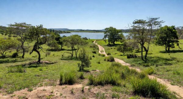 Paisagem natural da Serrinha do Paranoá em Brasília, transformada em parque ambiental com vegetação do Cerrado e Lago Paranoá.