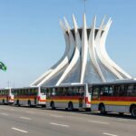 Ônibus gratuitos em Brasília para Via Sacra e Semana Santa, com Catedral ao fundo.