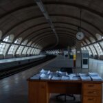 Estação de metrô em Brasília com plataformas vazias, representando falhas administrativas no Metrô-DF e problemas em licitações.