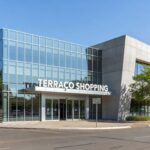 Fachada iluminada do Terraço Shopping em Brasília à noite, representando o Projeto Na Sua Hora com serviços públicos noturnos.