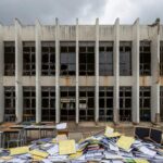 Escola pública deteriorada em Brasília, simbolizando falhas graves no EducaDF expostas pela Câmara Legislativa do DF.