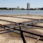 Estação de tratamento de esgoto deteriorada em Brasília, simbolizando críticas à lentidão da Caesb no saneamento do DF.