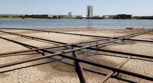 Estação de tratamento de esgoto deteriorada em Brasília, simbolizando críticas à lentidão da Caesb no saneamento do DF.