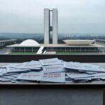 Edifício da Câmara Legislativa do DF com relógio parado, simbolizando lei tardia para reinserção de idosos no mercado de trabalho.