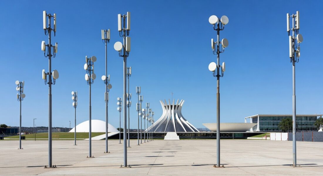 Praça em Brasília com antenas de Wi-Fi Social DF, representando mais de 150 milhões de acessos e planos de expansão em 2026.