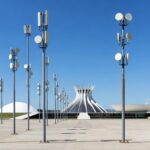 Praça em Brasília com antenas de Wi-Fi Social DF, representando mais de 150 milhões de acessos e planos de expansão em 2026.