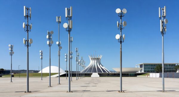 Praça em Brasília com antenas de Wi-Fi Social DF, representando mais de 150 milhões de acessos e planos de expansão em 2026.