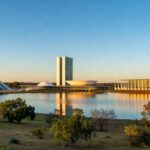 Vista panorâmica de Brasília com arquitetura moderna, representando hackathon HackaCity Guará para soluções urbanas inovadoras.