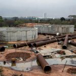 Reservatório de água escasso no DF com obras de ampliação em Brasília, destacando persistente escassez hídrica.
