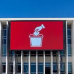 Mesa com decreto oficial sobre autonomia da SGDI para licitações em tecnologia, em ambiente governamental brasileiro.