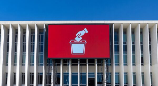 Mesa com decreto oficial sobre autonomia da SGDI para licitações em tecnologia, em ambiente governamental brasileiro.