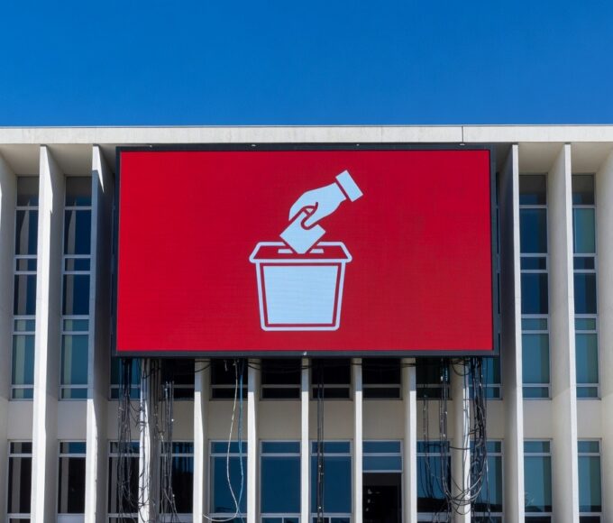 Mesa com decreto oficial sobre autonomia da SGDI para licitações em tecnologia, em ambiente governamental brasileiro.