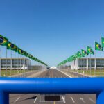 Vista da Esplanada dos Ministérios em Brasília com elementos de maratona celebrando 66 anos da capital.