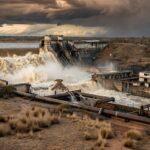 Barragem de Santa Maria transbordando no DF, expondo riscos de inundações em áreas urbanas.