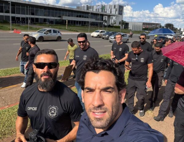 Policiais penais e servidores da saúde protestam em Brasília por reestruturação de carreira