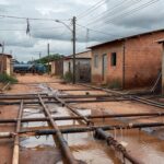 Rua em Sucupira com tubulações de água expostas e ligações clandestinas, ilustrando falhas no abastecimento pela Caesb.