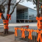Fitas laranja da campanha Maio Laranja contra abuso sexual infantil em praça de Brasília