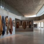 Exposição africana curta na Câmara do DF com artefatos culturais em Brasília