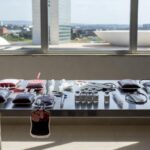 Centro de vacinação e doação de sangue em Brasília com materiais representando prioridade para doadores