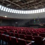 Plenário da Câmara dos Deputados com poltronas vazias representando aprovação do piso salarial para tradutores de Libras