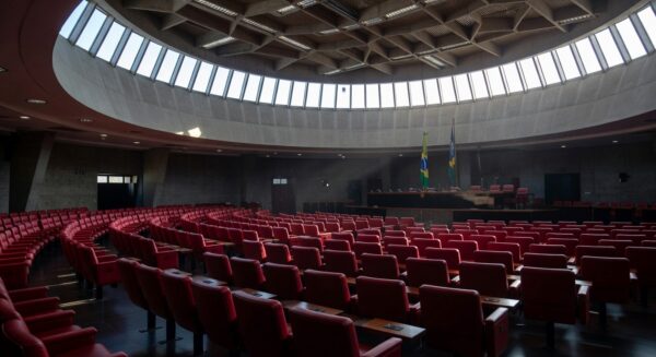 Plenário da Câmara dos Deputados com poltronas vazias representando aprovação do piso salarial para tradutores de Libras