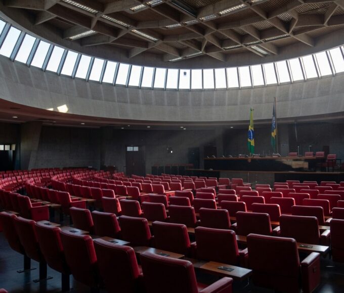 Plenário da Câmara dos Deputados com poltronas vazias representando aprovação do piso salarial para tradutores de Libras
