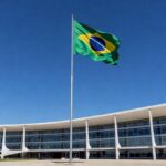 Congresso Nacional em Brasília com documentos oficiais simbolizando sanção de lei no DF
