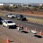 Blitz educativa Maio Laranja com viaturas em avenida de Brasília