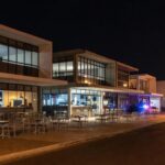 Rua de bares e restaurantes em Brasília à noite, simbolizando restrição de horários na Copa 2026