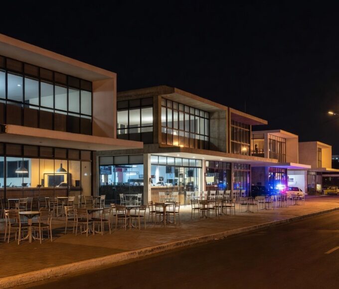 Rua de bares e restaurantes em Brasília à noite, simbolizando restrição de horários na Copa 2026