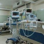 Dreno torácico e equipamentos médicos em hospital para tratamento de pneumotórax