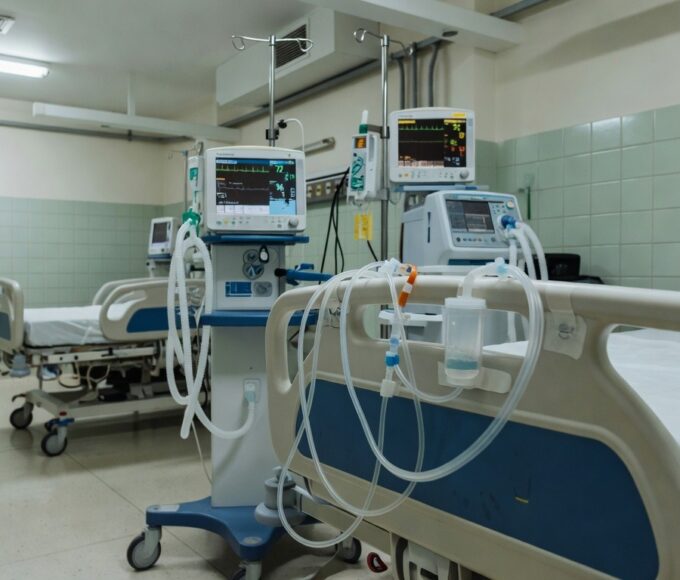 Dreno torácico e equipamentos médicos em hospital para tratamento de pneumotórax
