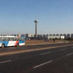 Estação de metrô em Brasília com trens parados durante feriado de Corpus Christi
