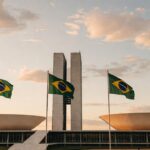 Congresso Nacional em Brasília com bandeiras do Brasil, simbolizando apoio político ao Senado.