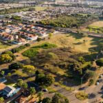 Vista aérea de áreas urbanas em Jardim Botânico e Taguatinga, DF, representando revisão da lei de uso e ocupação do solo