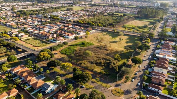 Vista aérea de áreas urbanas em Jardim Botânico e Taguatinga, DF, representando revisão da lei de uso e ocupação do solo