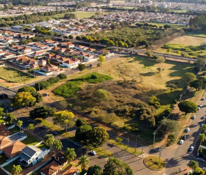 Vista aérea de áreas urbanas em Jardim Botânico e Taguatinga, DF, representando revisão da lei de uso e ocupação do solo