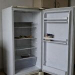 Mesa com prato vazio e comida escassa representando insegurança alimentar no DF